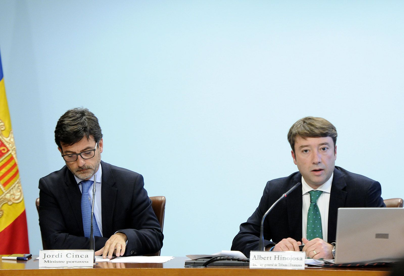 El ministre de Finances en funcions, Jordi Cinca, i el director del departament de Tributs, Albert Hinojosa, durant la compareixença.