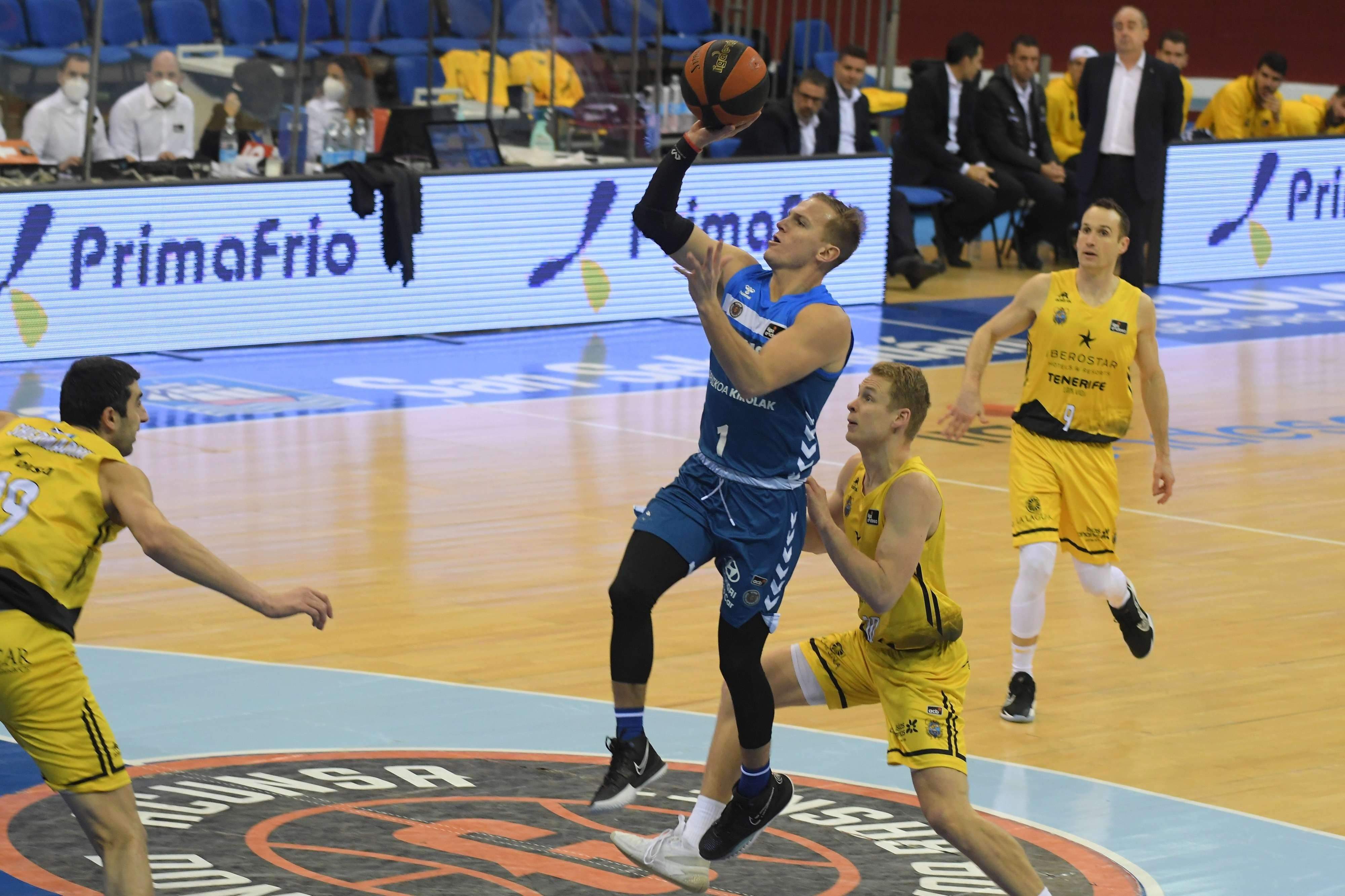 Johnny Dee amb la samarreta blava del Guipuzkoa en una partit contra el Tenerife.