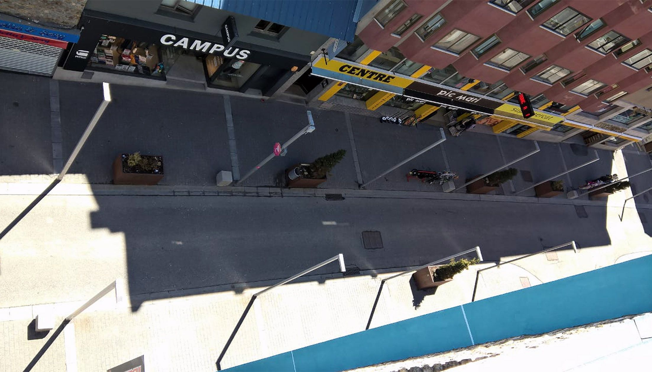 Un cèntric carrer del Pas de la Casa aquest migdia, sense ni una ànima. Un cèntric carrer del Pas de la Casa aquest migdia, sense ni una ànima.