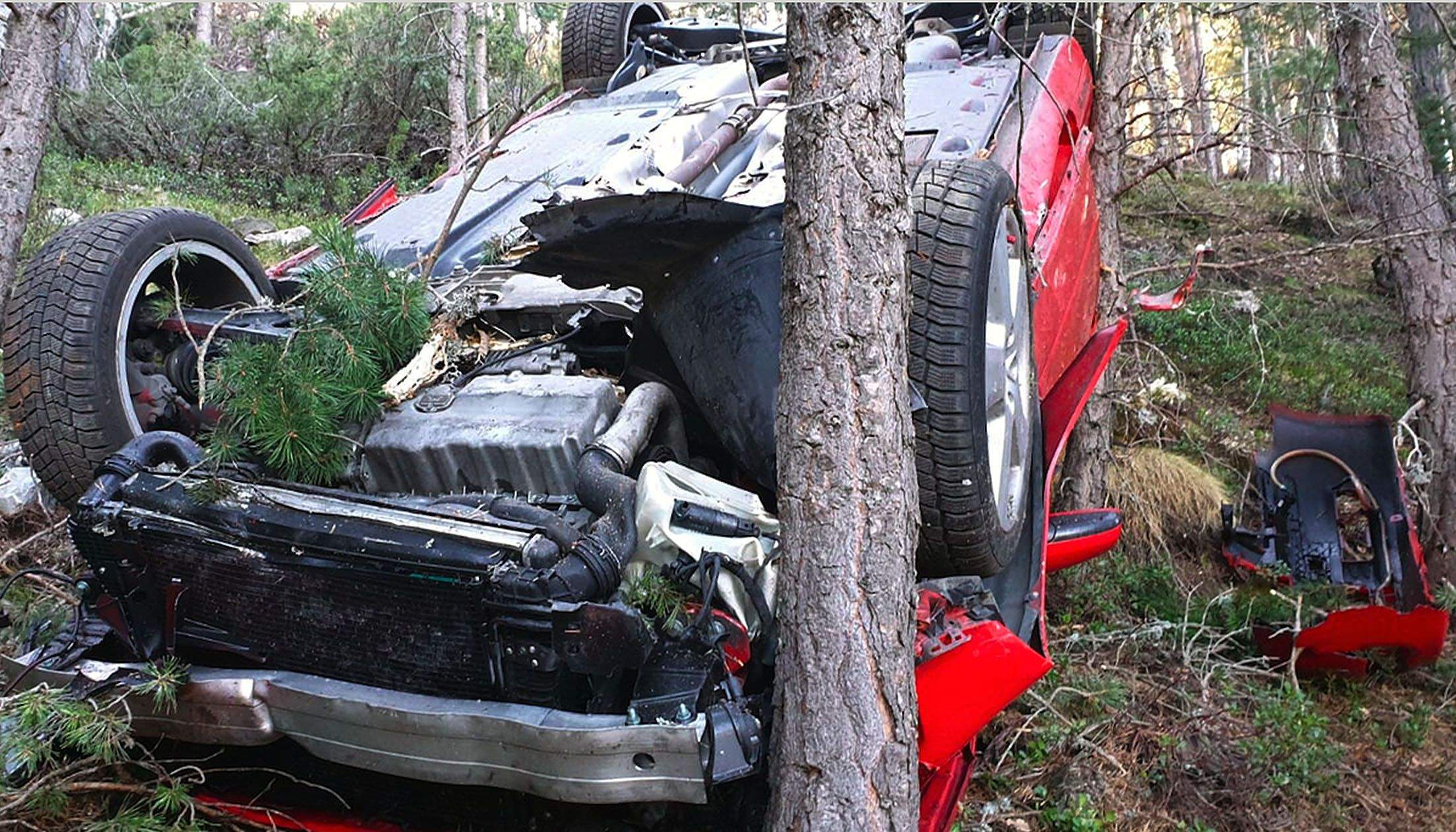 Estat en què ha quedat el vehicle després de precipitar-se pel talús.