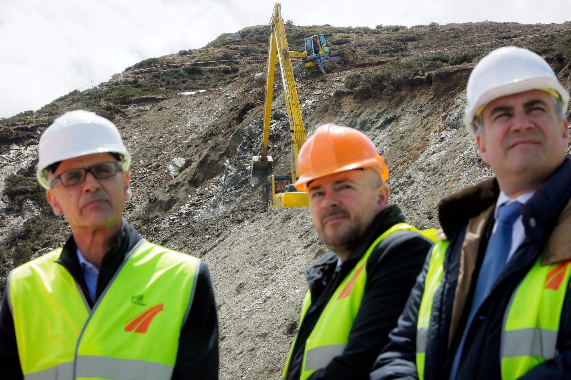 El cap de Govern en funcions, Toni Martí, i el cònsol d'Encamp, Jordi Torres, observen els treballs amb una màquina en plena acció al fons.