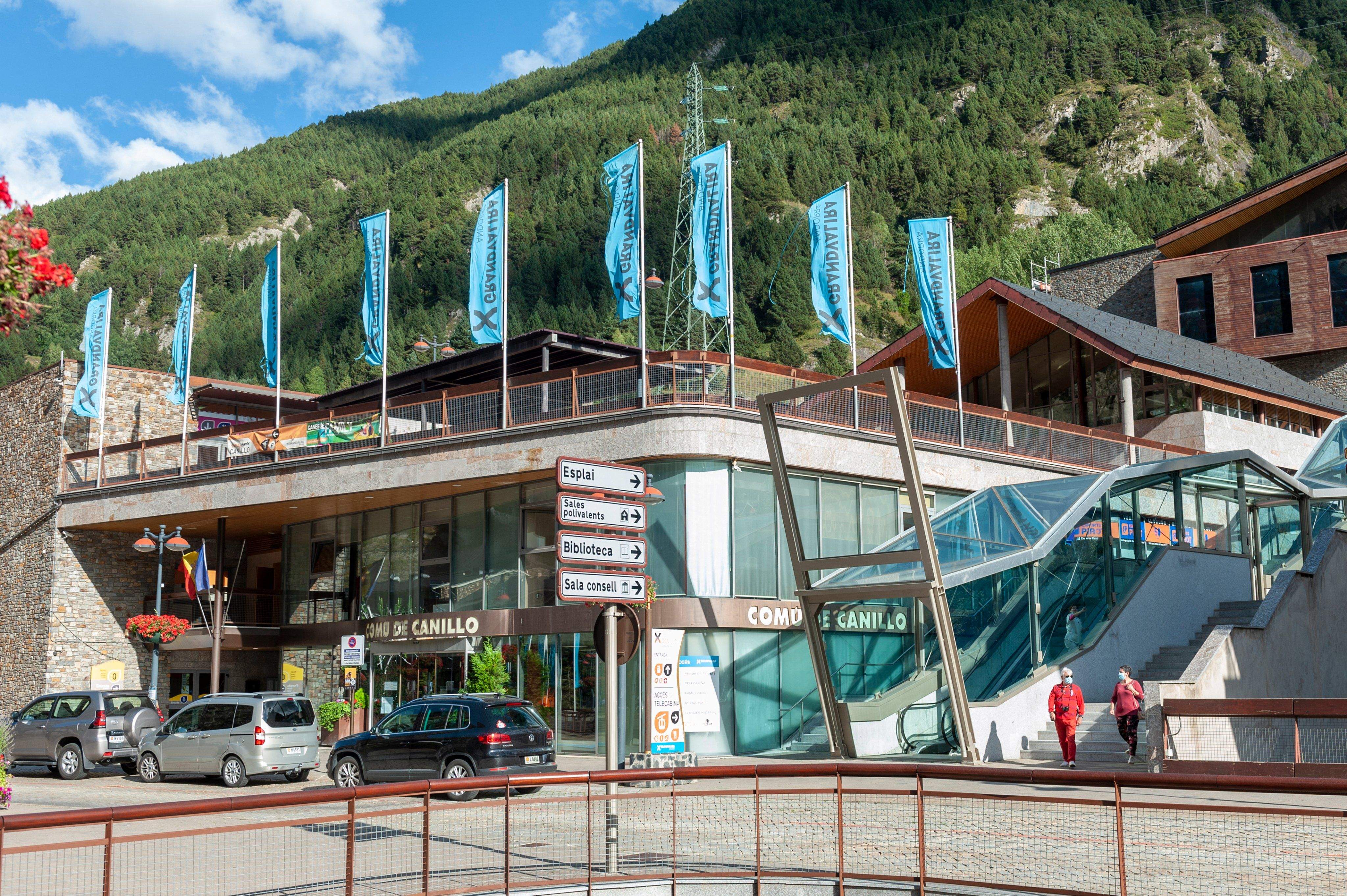 L'esplai està situat a l'edifici del telecabina.