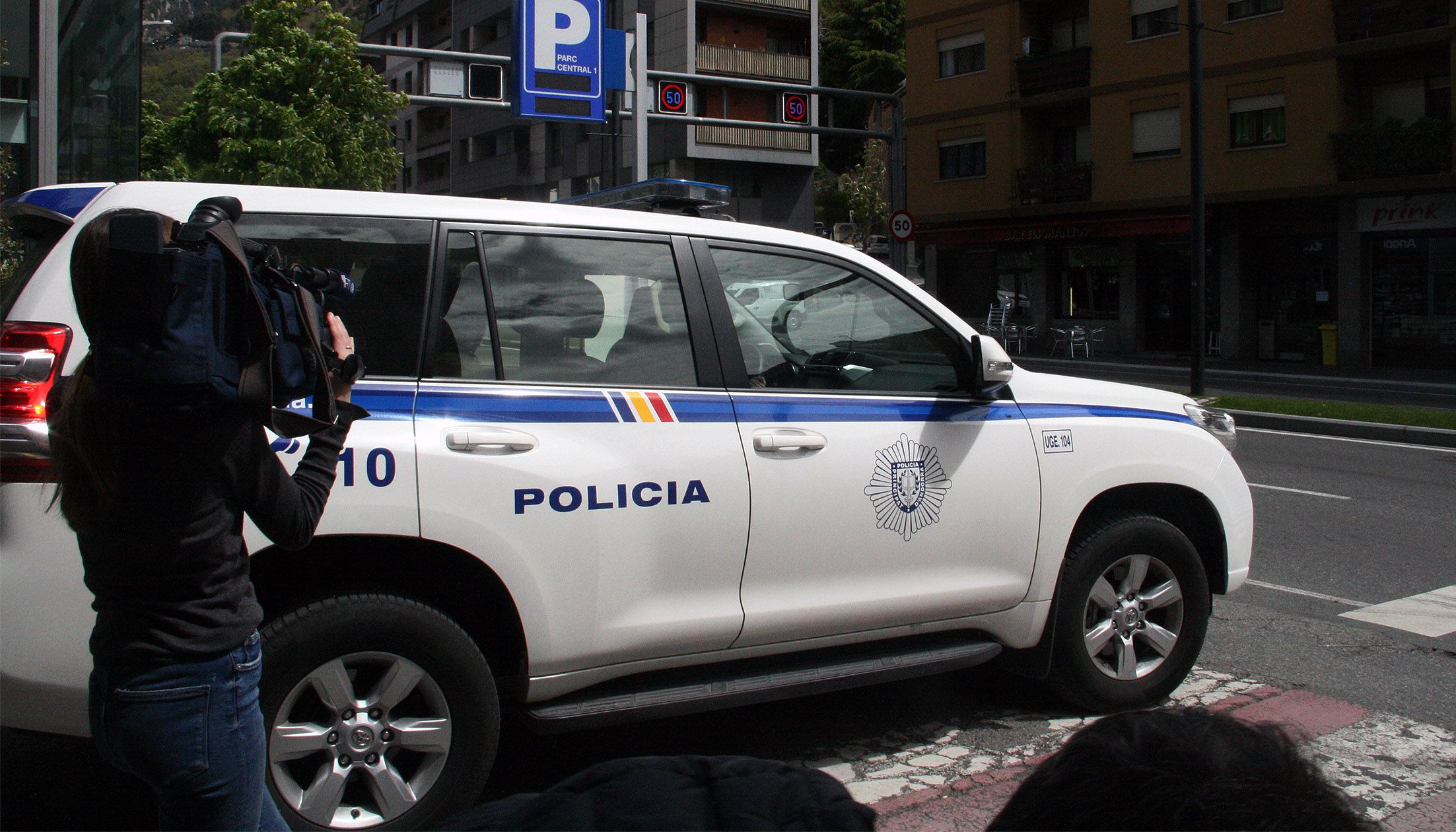 El furgó policial amb el qual el detingut va sortir de la Batllia després que se n'ordenés el seu empresonament.