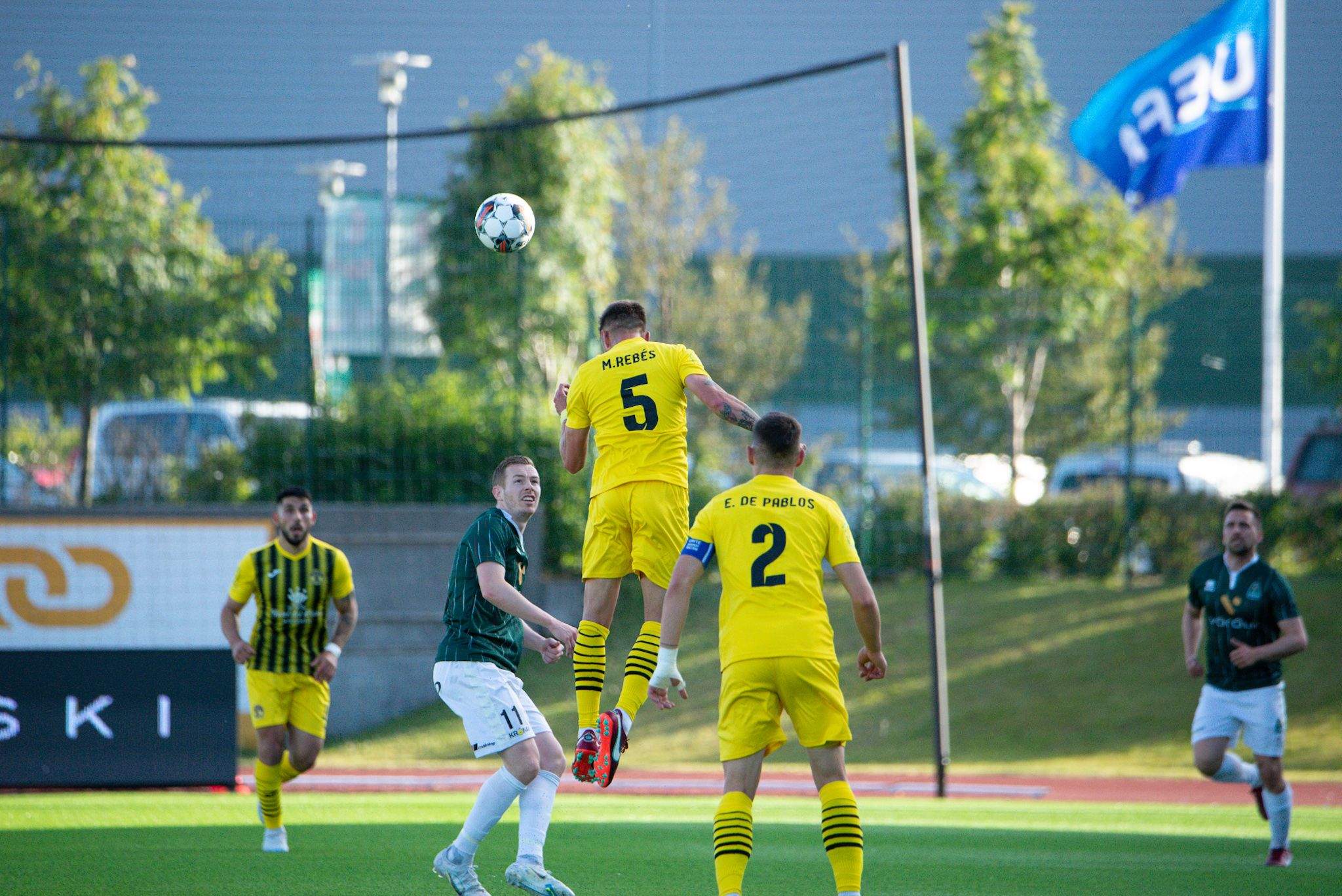 Marc Rebés rebutja de cap durant el partit d'aquest dijous.