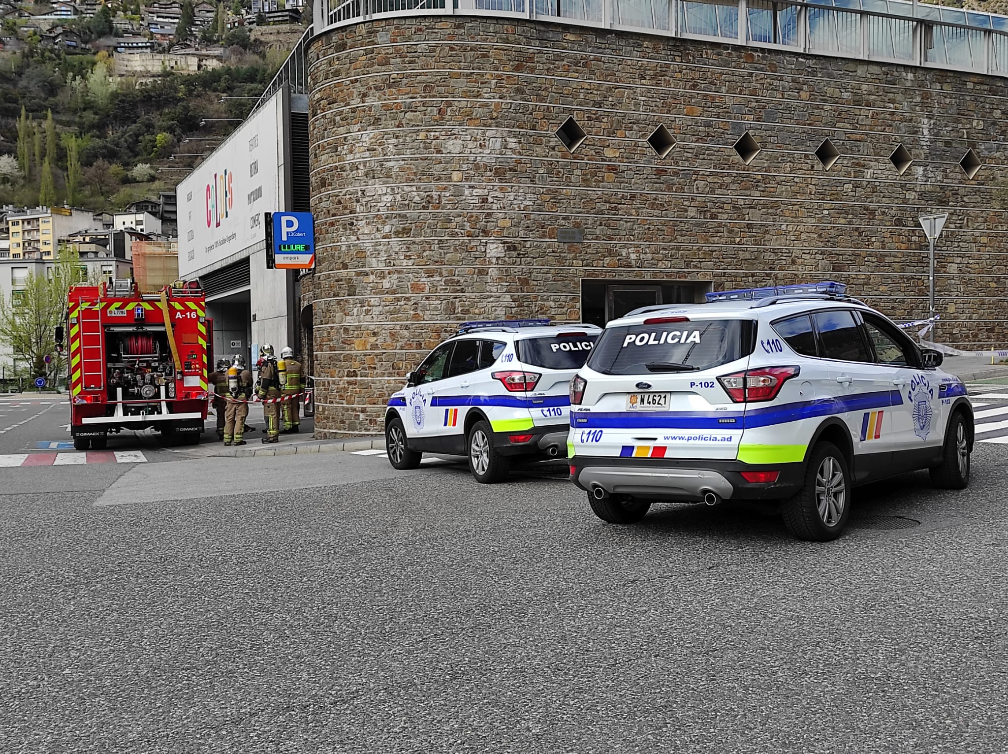 Bombers i policies en un servei a Escaldes. Bombers i policies en un servei a Escaldes.