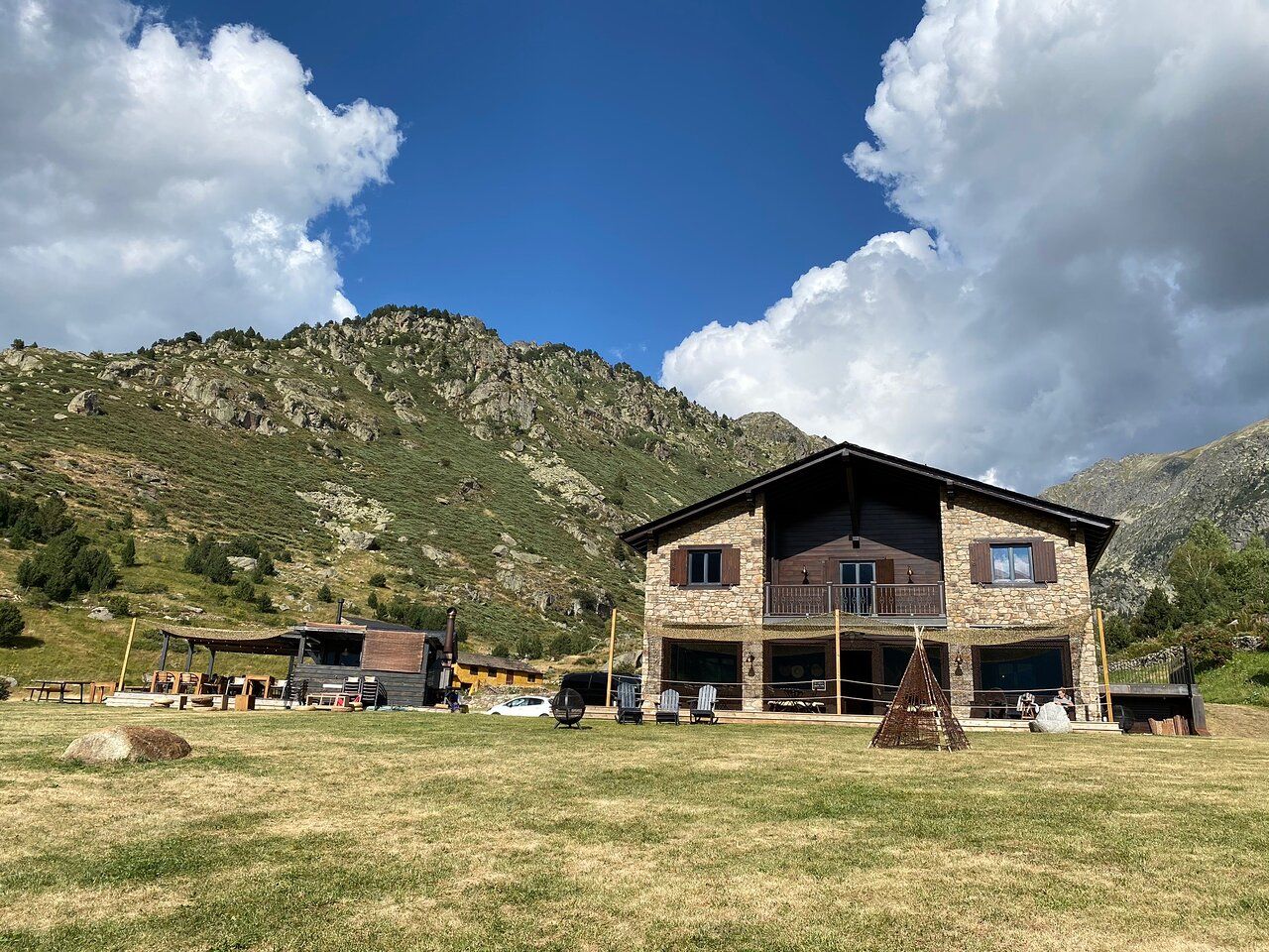Una imatge de l'establiment de restauració que es troba al fons de la vall.