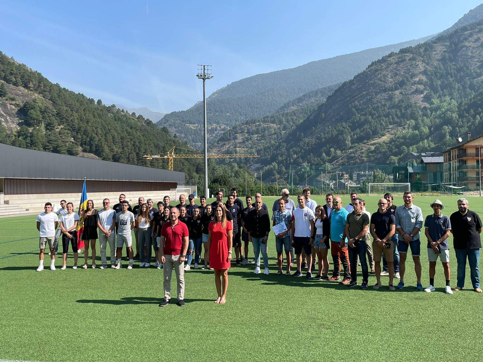 Foto de família de les autoritats i els premiats.