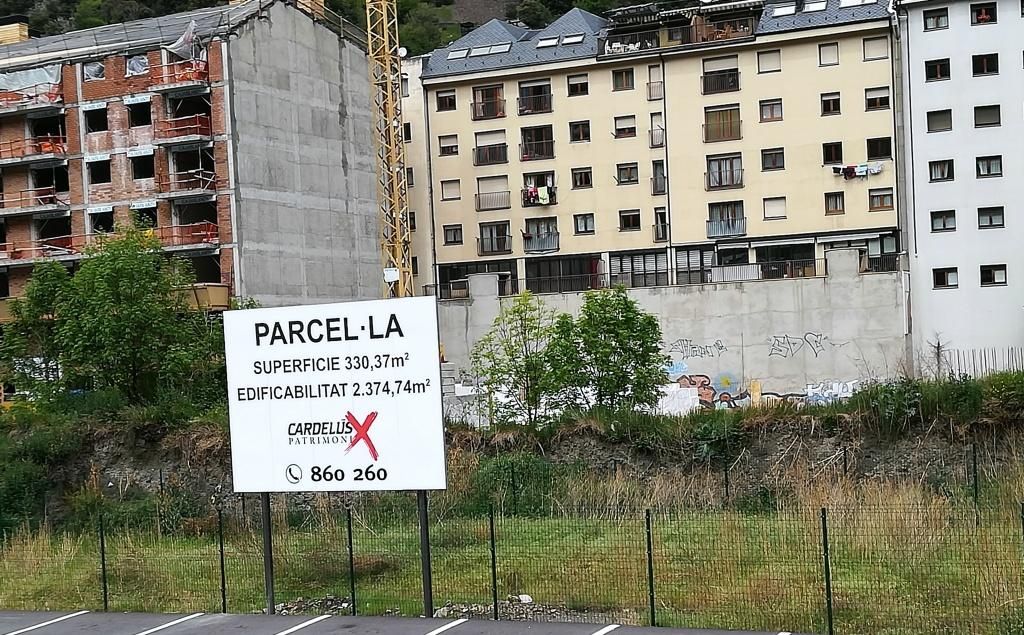 Cartell que anuncia una construcció de pisos a Andorra la Vella.