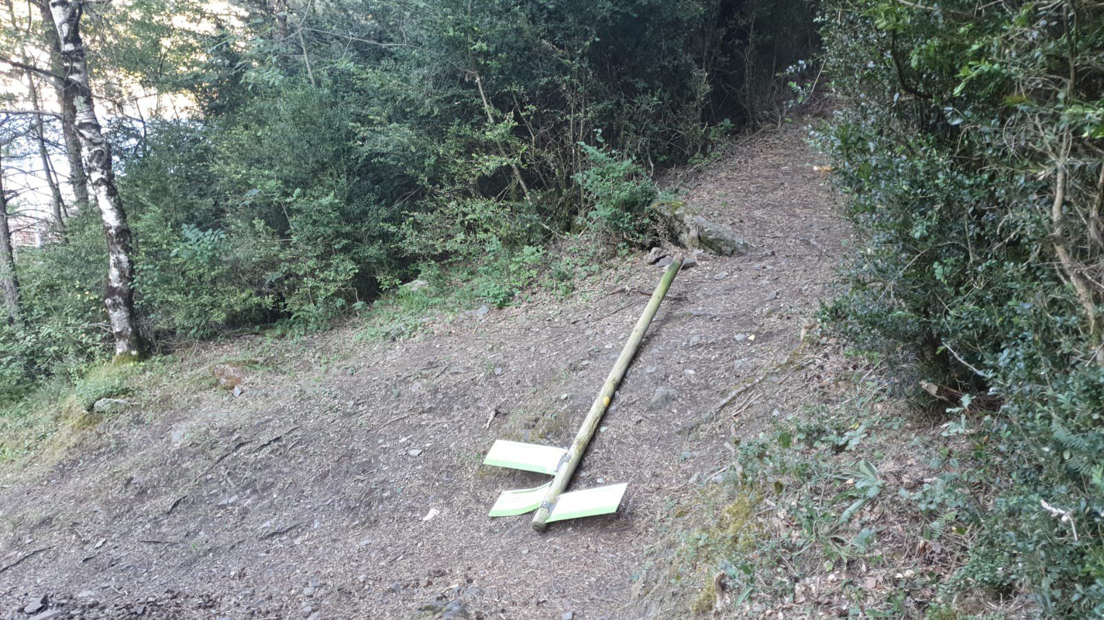 Senyals malmesos en un camí de muntanya de Sant Julià. // Comú Sant Julià de Lòria Senyals malmesos en un camí de muntanya de Sant Julià. // Comú Sant Julià de Lòria
