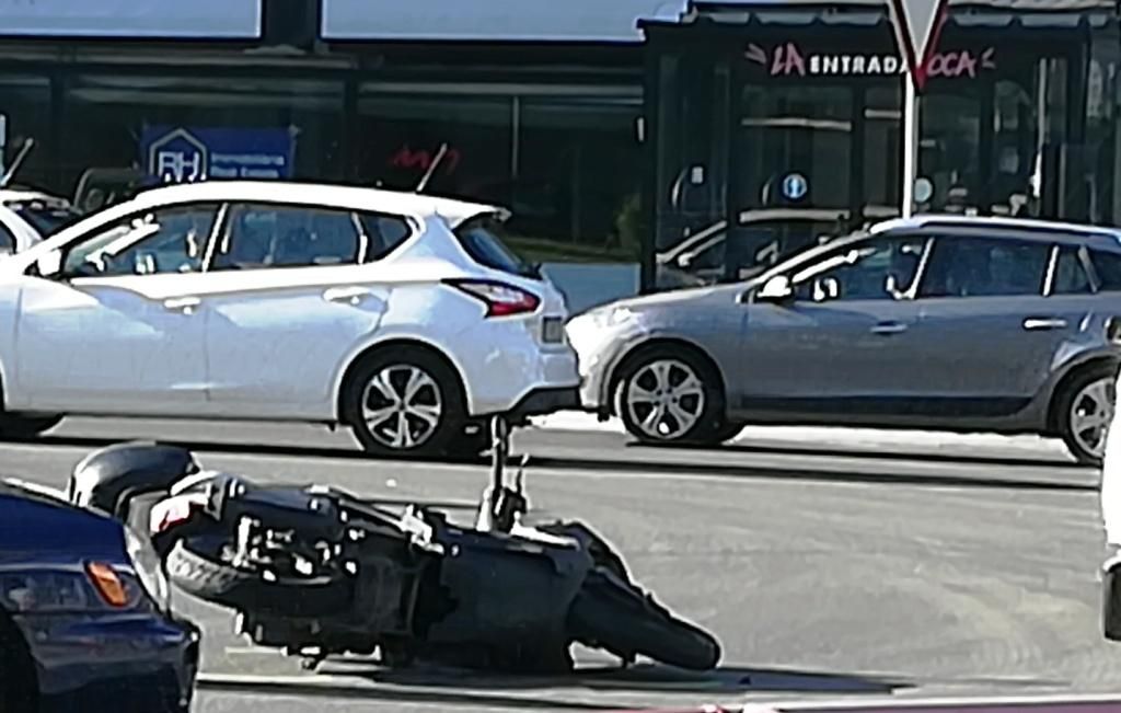 La moto a terra després de l'accident