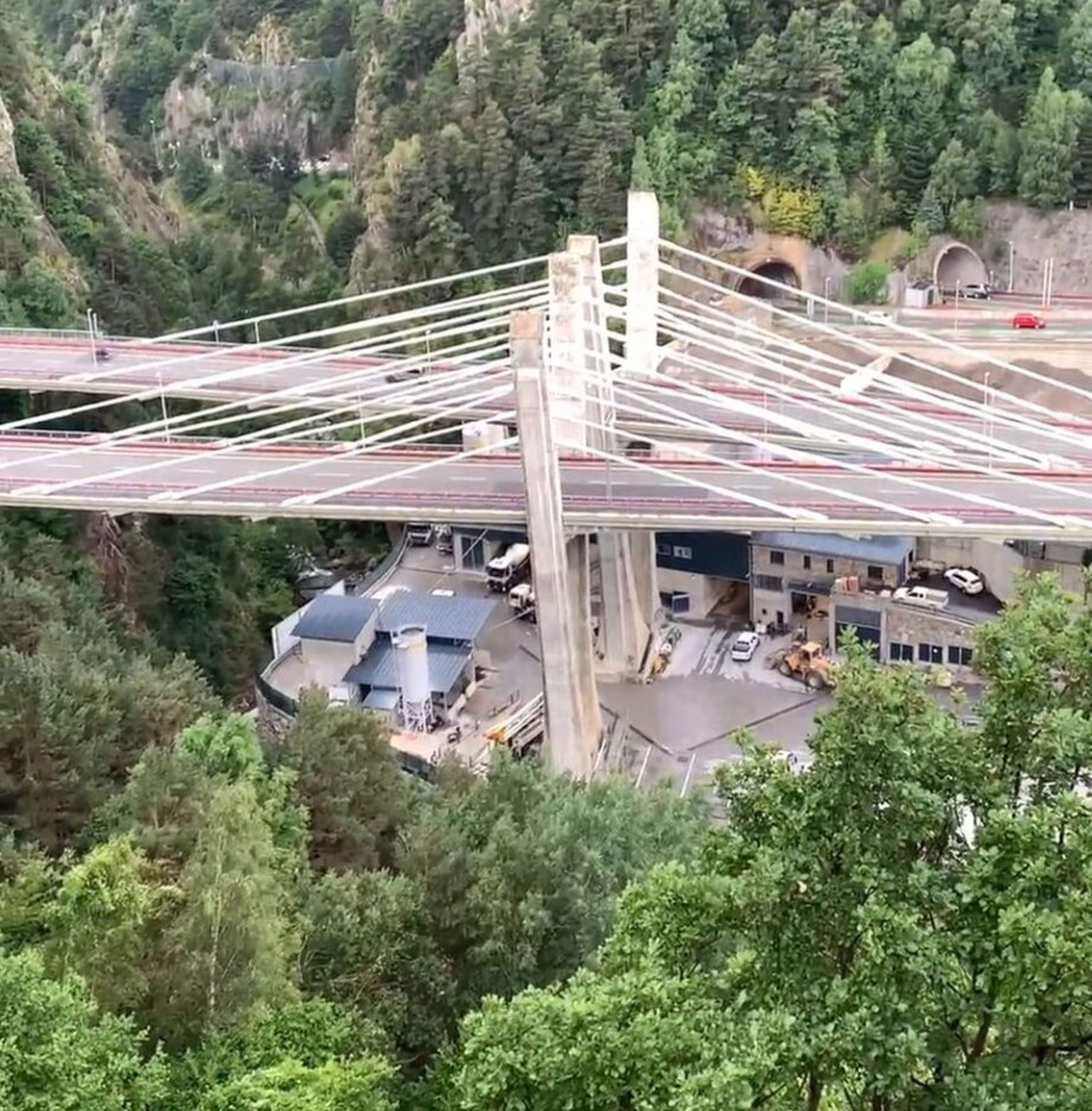 L'empresa sota el pont.