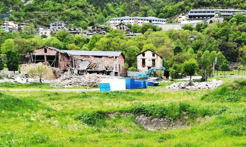 Enderroc d'una construcció annexa a la borda de la Margineda.