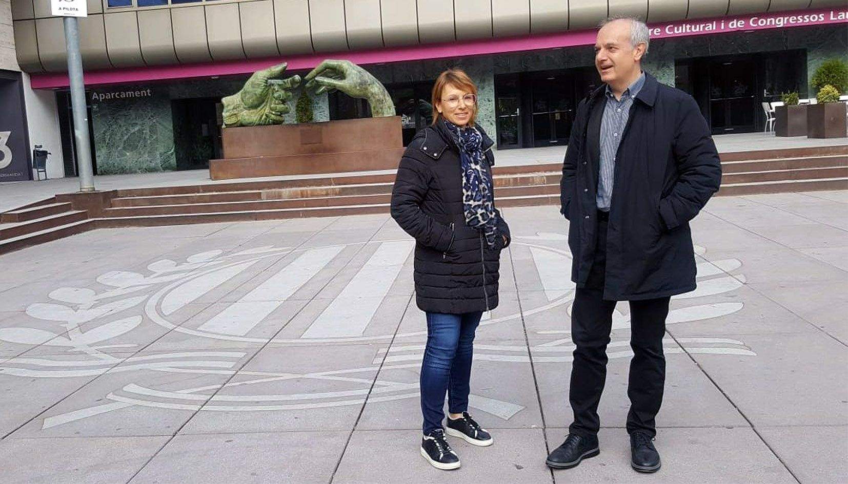 Carles Àlvarez, acompanyat de Vicky Grau, en un dels actes de la campanya per a les generals.