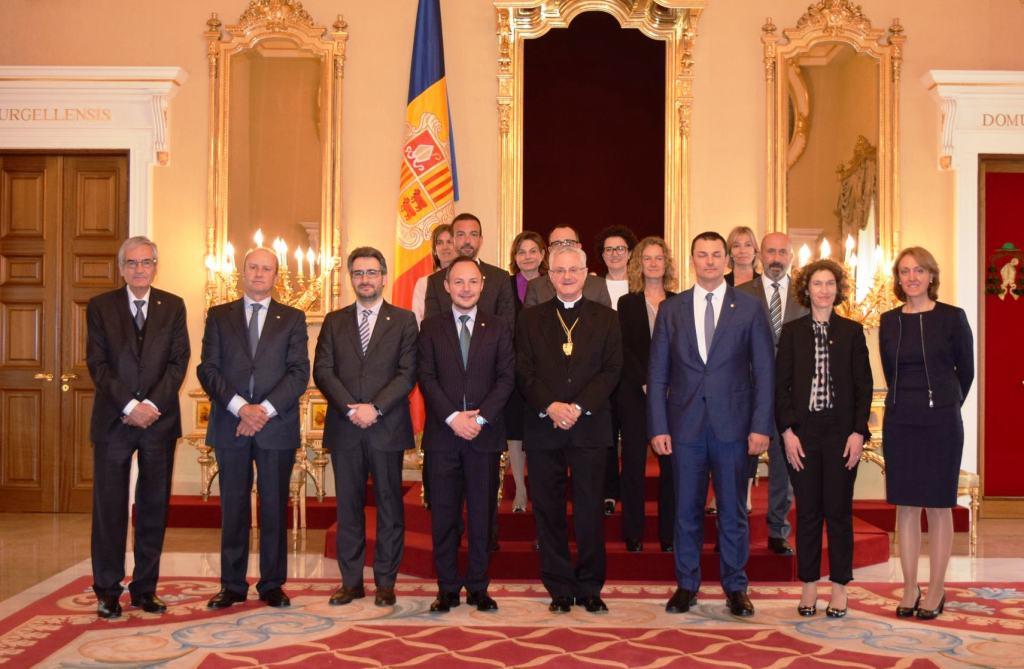 Foto de família al Palau Episcopal després de la recepció.
