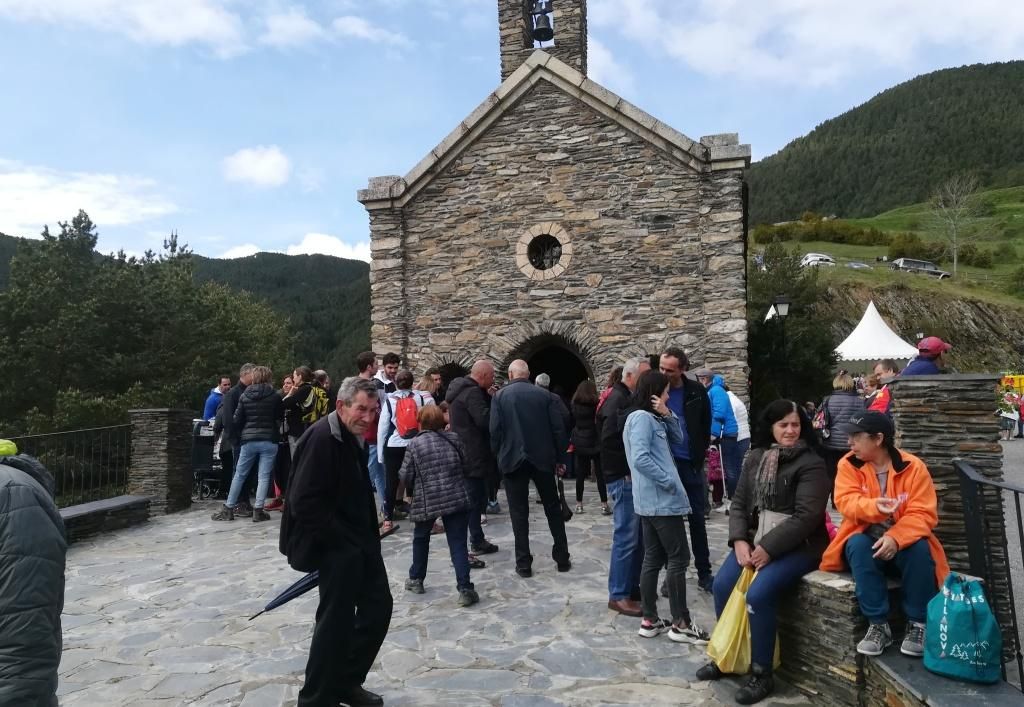 L'aplec de Canòlich ha estat marcat pel temps inestable amb pluja feble i ullades de sol.