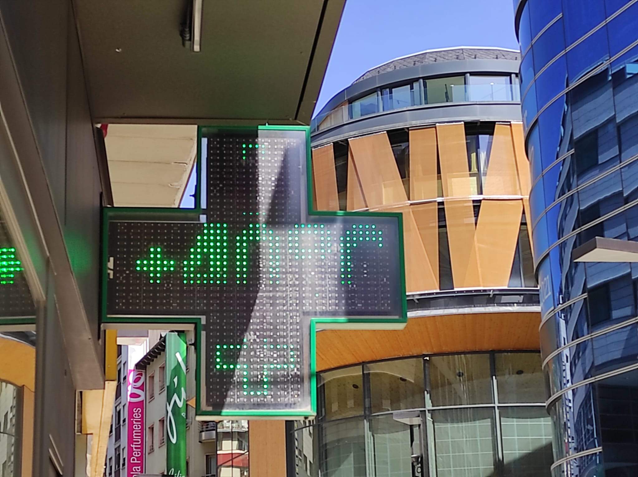 Alguns termòmetres del centre del país ja van marcar aquest dissabte els 40º, això sí, estaven alterats per la insolació.