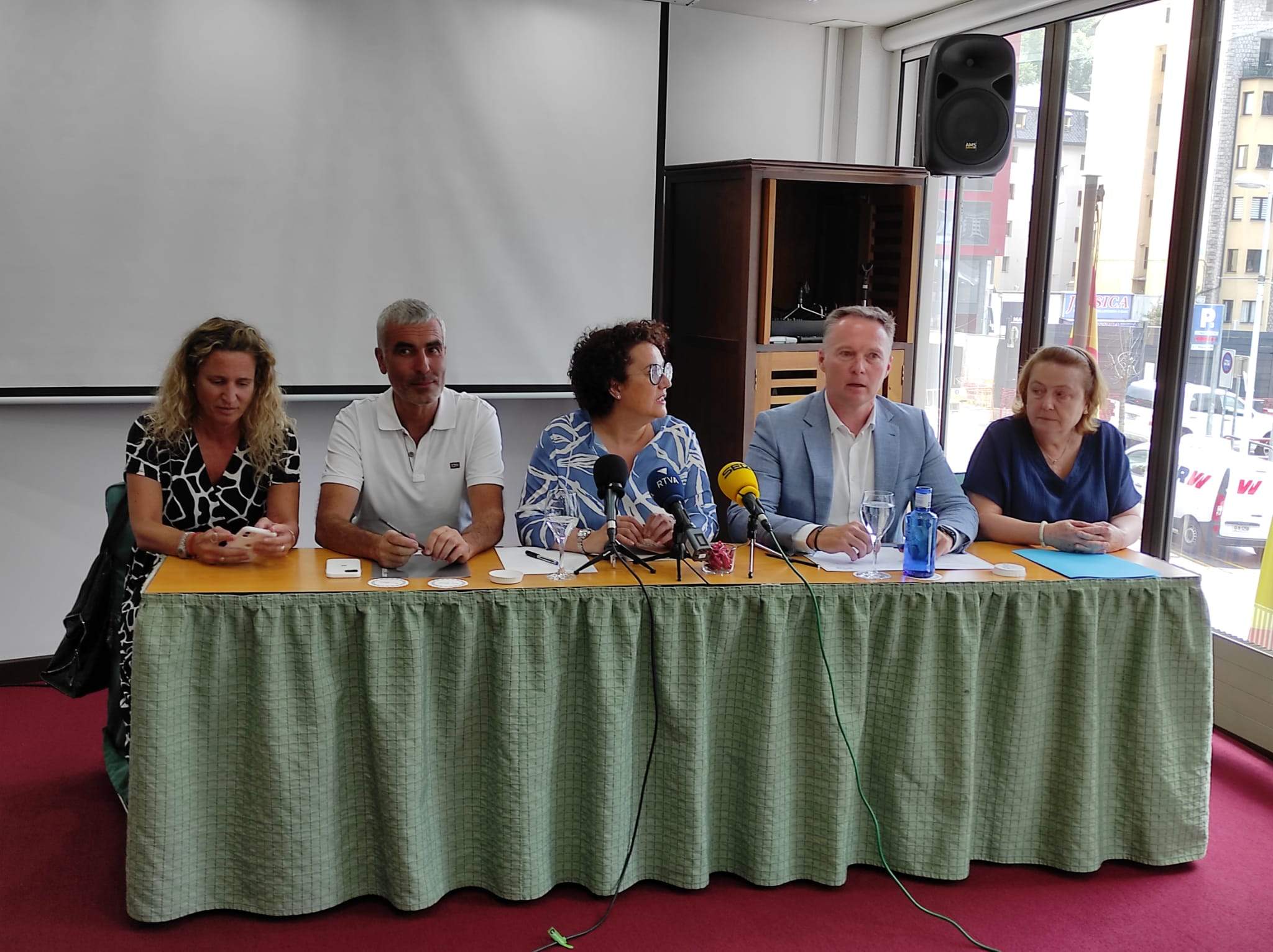 Els consellers escindits amb la ministra Judith Pallarés.