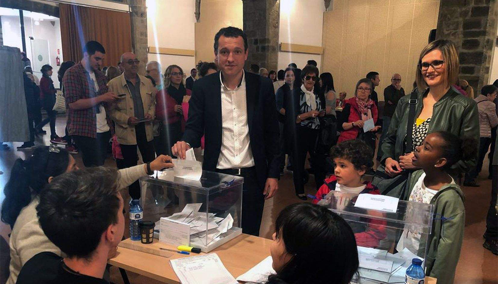 Òscar Ordeig en el moment de votar; Compromís per la Seu ha obtingut sis regidors i ha estat la força més votada a la capital urgellenca.