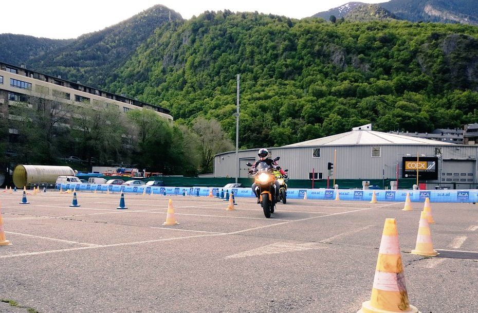 Un conductor durant el curs de dissabte a Andorra la Vella