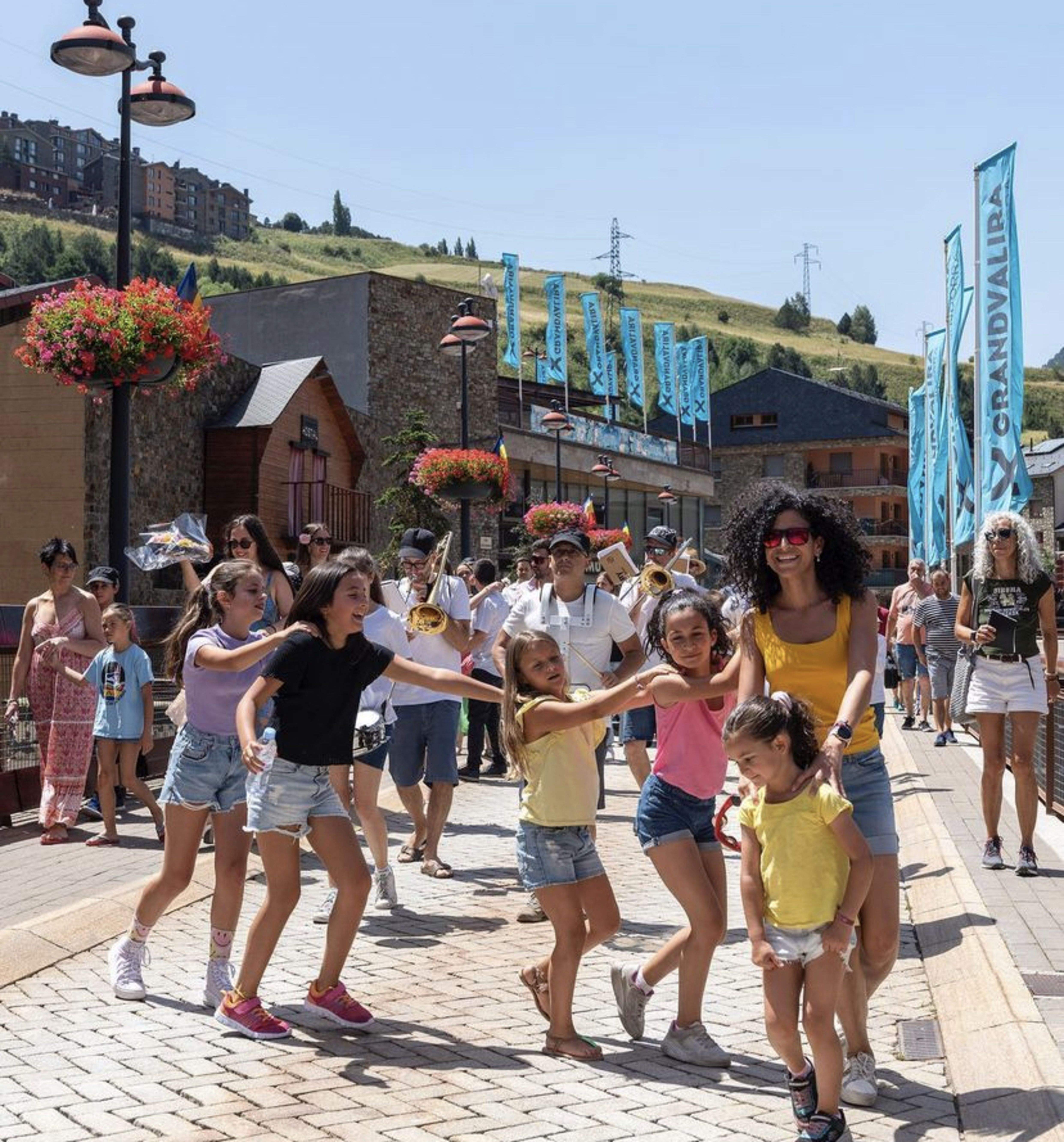 Petits i grans han sortit pels carrers de Canillo.