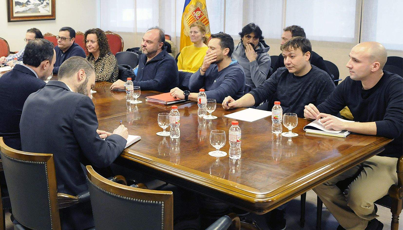 Una reunió entre dirigents governamentals i sindicalistes amb Lara Vilamala gairebé davant per davant de Xavier Espot.