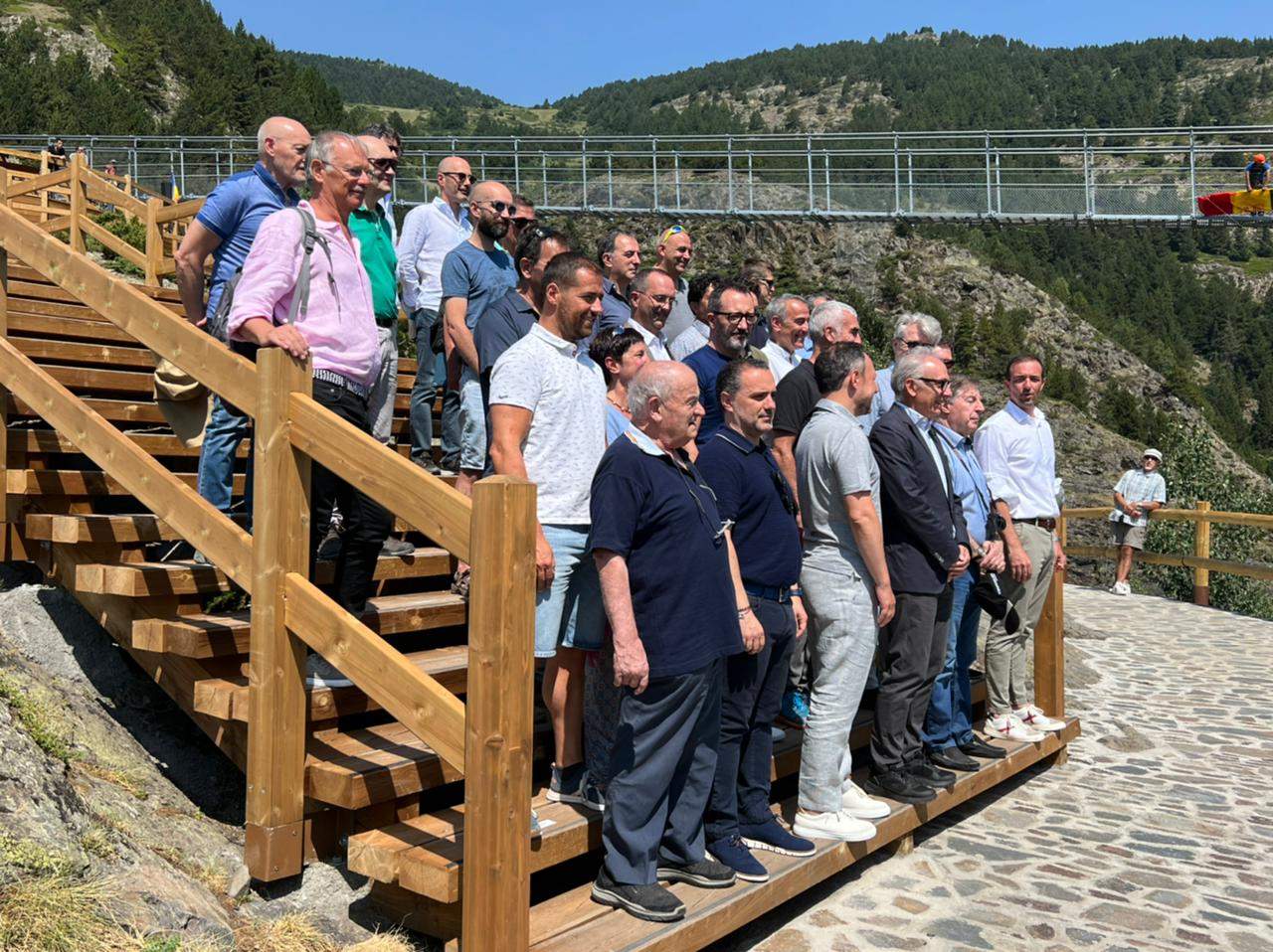Autoritats a les escales del pont abans de la inauguració.