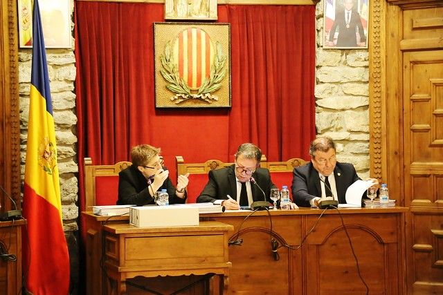 La secretària general del comú de Sant Julià de Lòria, Judith Albós i els cònsols Josep Miquel Vila i Julià Call durant la darrera sessió de la corporació.