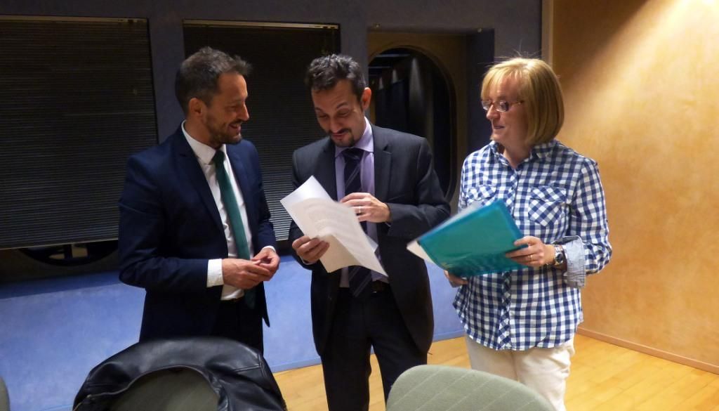 El president del PS, Pere López i els membre del comitè local de Sant Julià de Lòria, Gerard Alís i Carmen Sànchez.