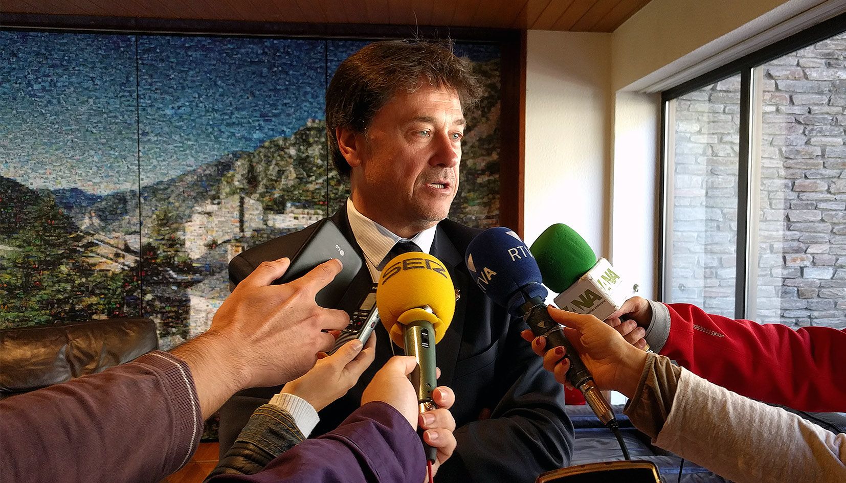 Víctor Pintos atenent els mitjans de comunicació després d'una sessió comunal.