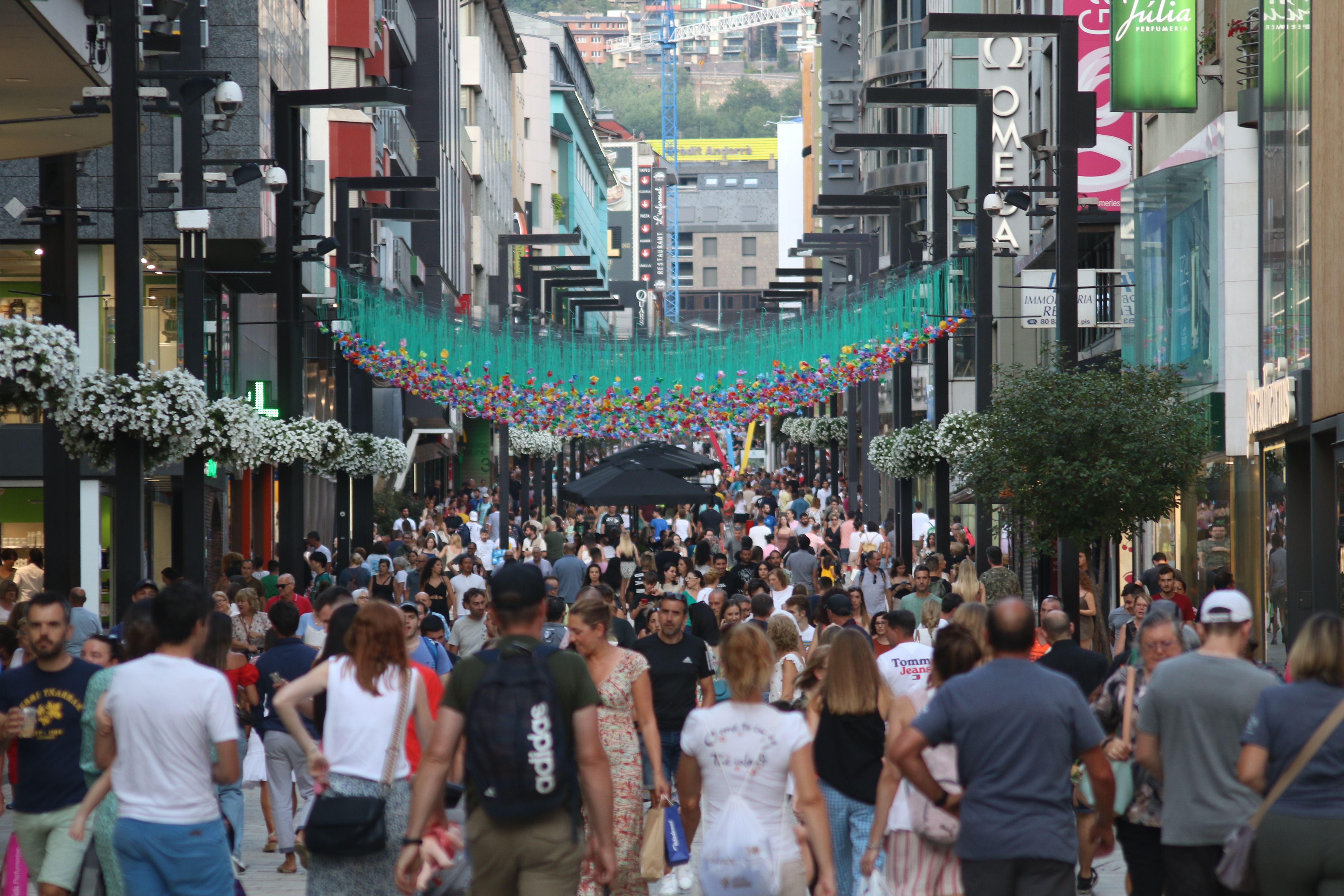 Turistes a l'eix comercial. Turistes a l'eix comercial.