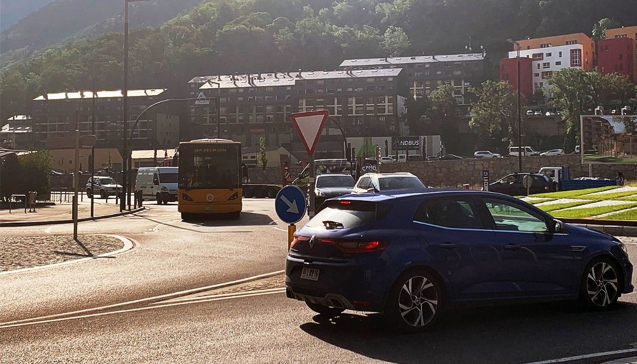 Un vehicle de la línia Bus Exprés a la rotonda de la Comella, una de les conflictives.