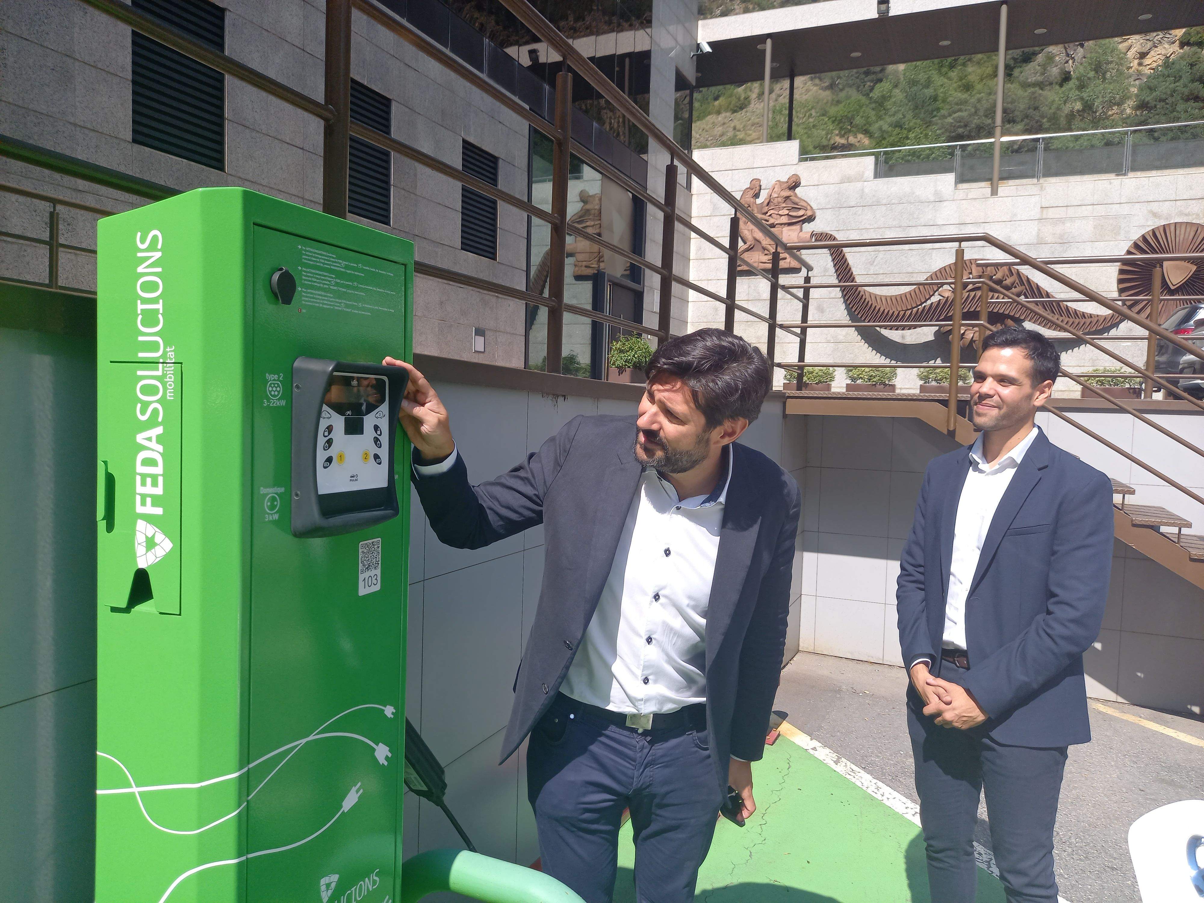 Mora i Martín, provant el nou sistema per recarregar vehicles.