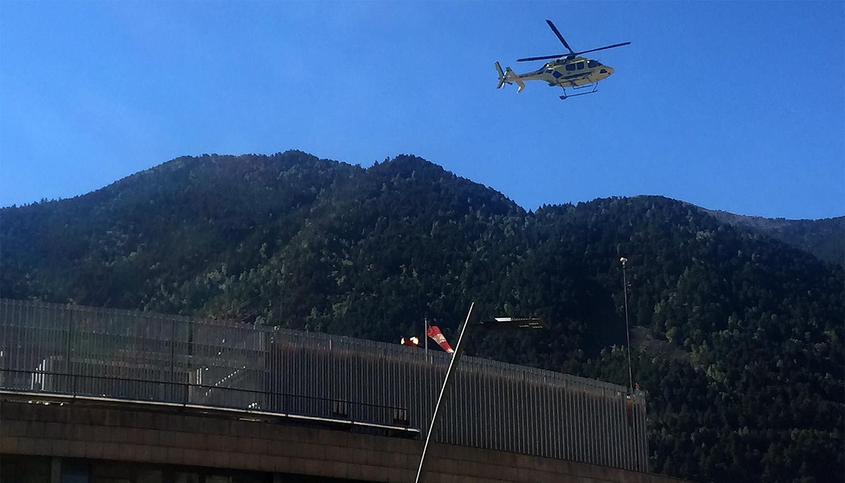 Un helicòpter s'enlaira de l'heliport de l'hospital