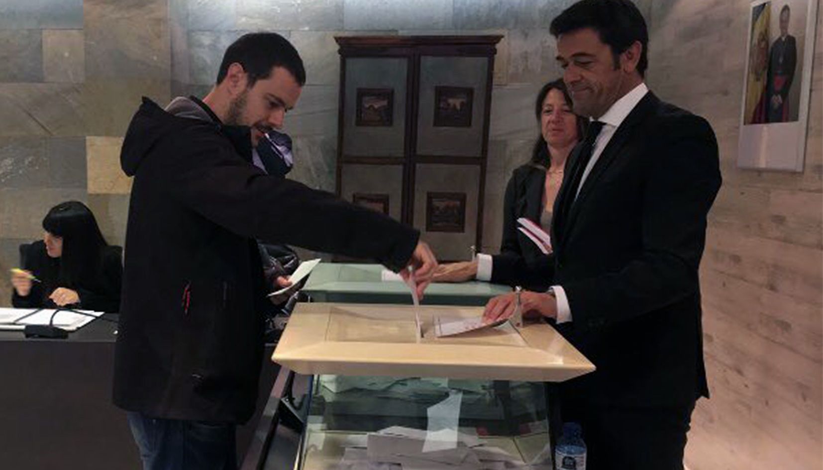 Marc Galabert diposita la seva papereta a l'urna davant el cònsol d'Ordino, Josep Àngel Mortés, el 7 d'abril.