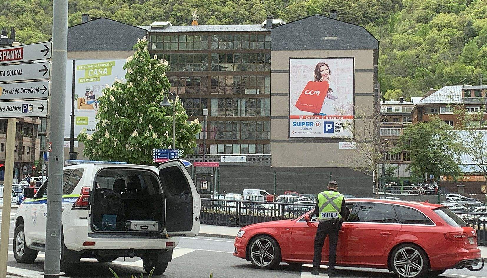 Un control de trànsit de la policia al centre d'Andorra la Vella.
