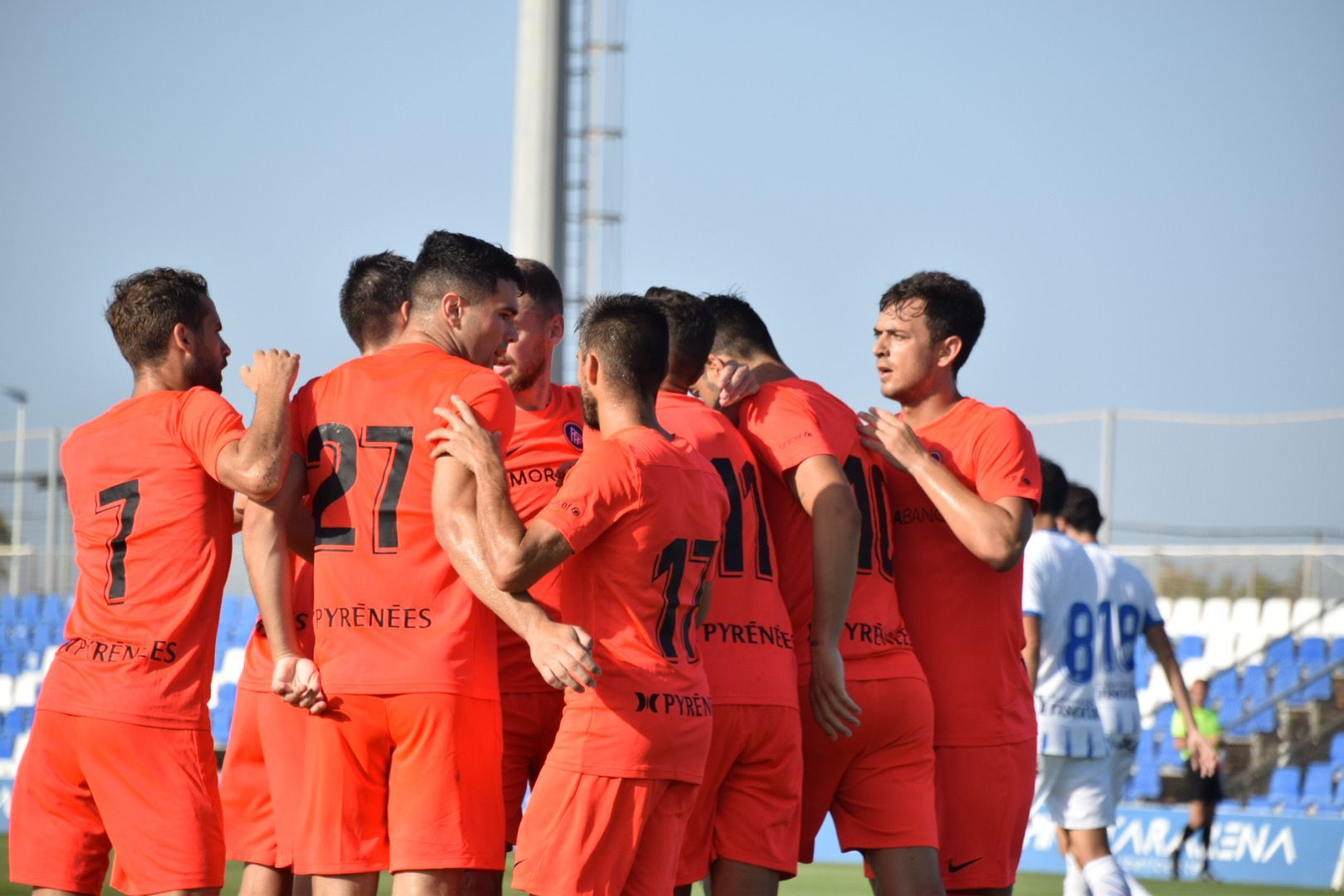 Els jugadors celebren el primer gol de la temporada.