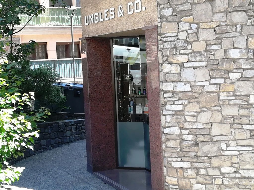 Una botiga especialitzada en ungles a Sant Julià de Lòria.