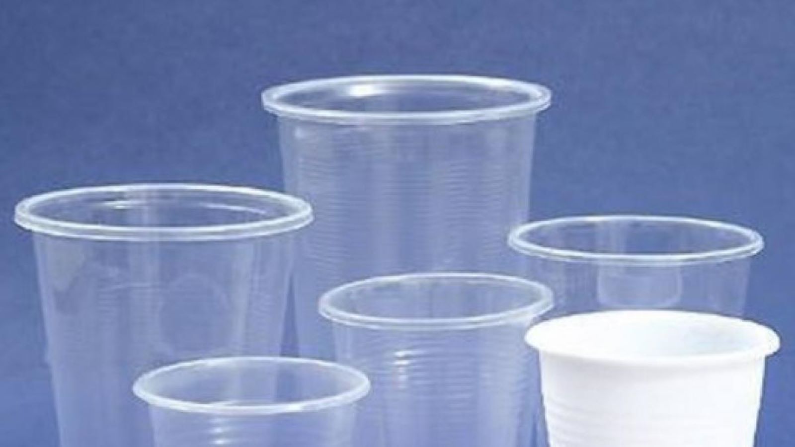 Vasos de plàstic d'un sol ús, que es prohibiran en sis mesos.