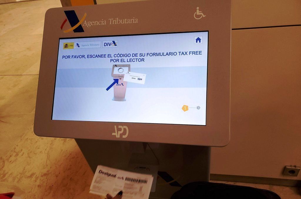 La darrera fase del procés del 'tax free' es fa en aquesta màquina de la duana