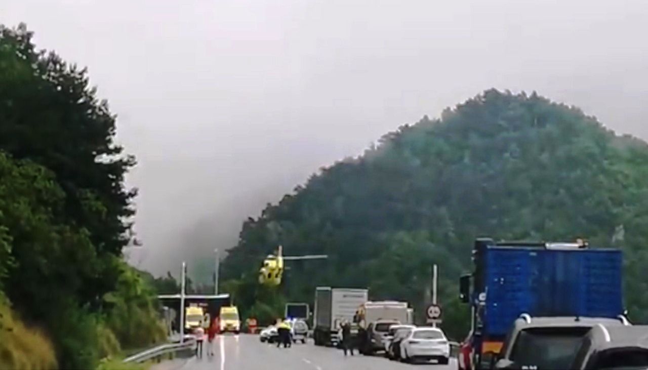 Els vehicles aturats al lloc de l'accident.