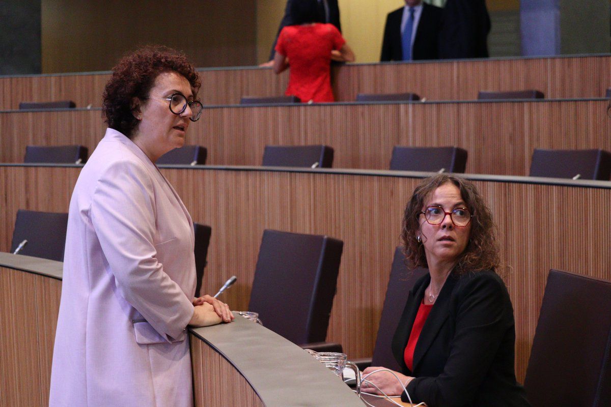 Judith Salazar, a la dreta, parla abans de la sessió amb la ministra Judith Pallarés.