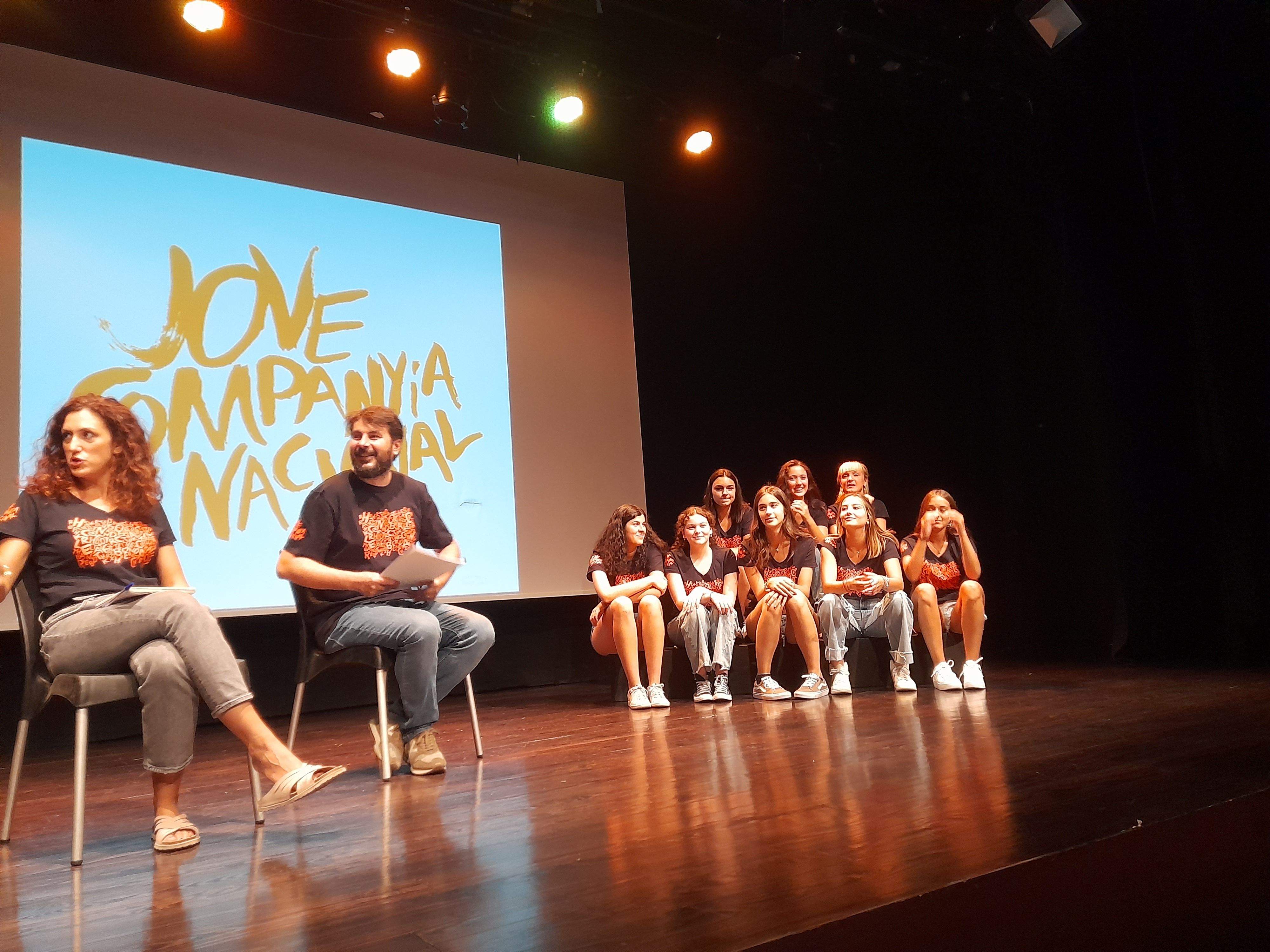 Irina Robles i Juanma Casero amb les vuit noves integrants de la Jove Companyia Nacional d’Andorra