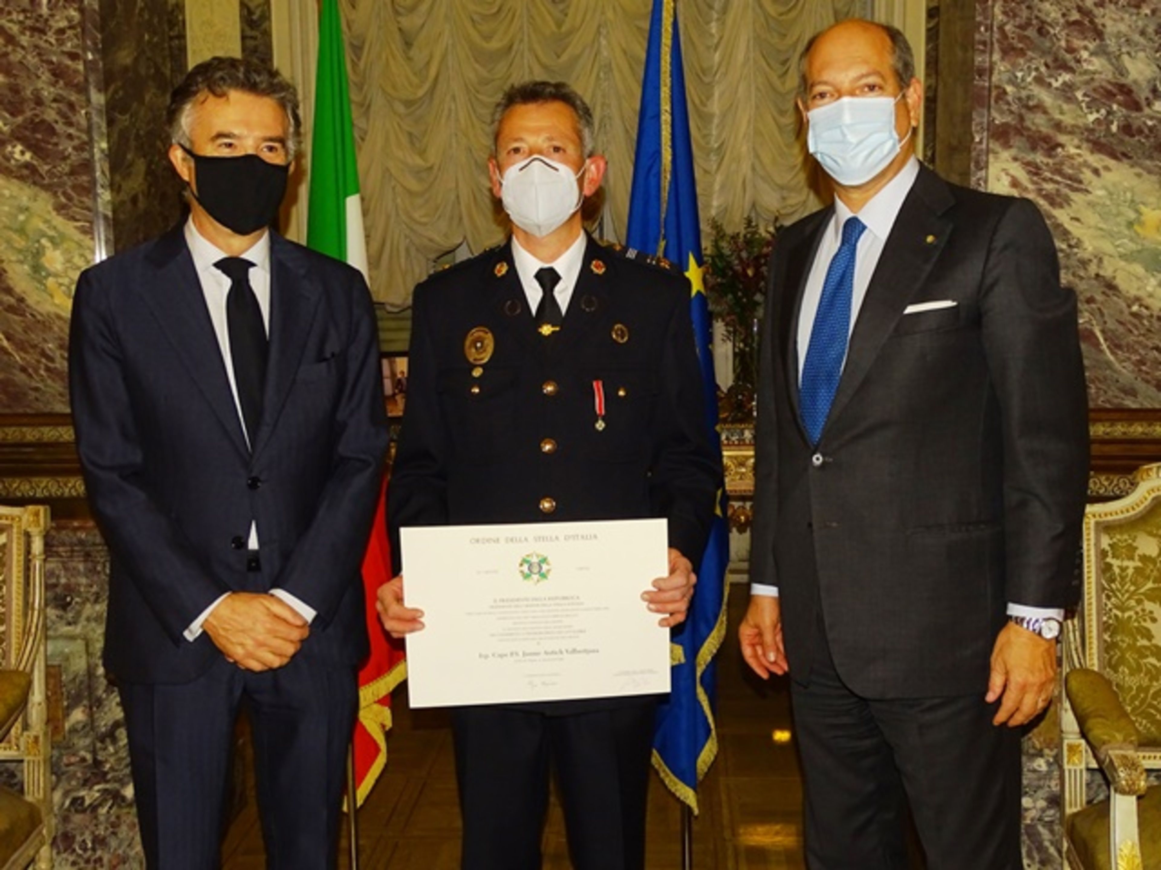 Jaume Antich, inspector de la policia, entre els ambaixadors andorrà i italià a Madrid.