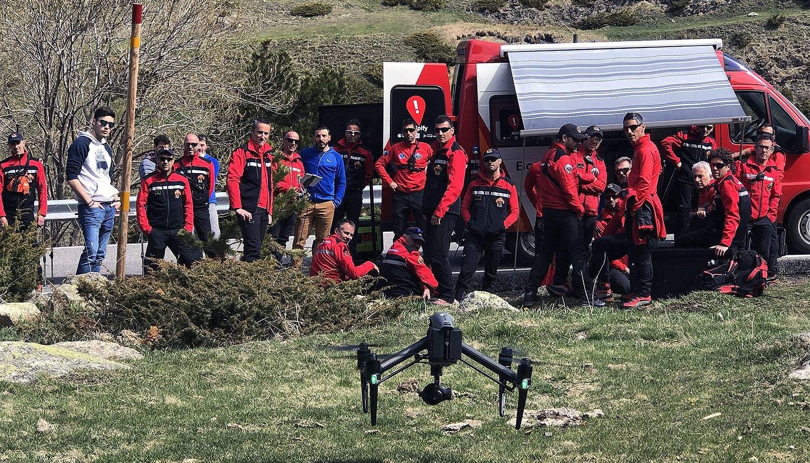 Un grup de bombers en un simulacre d'accident als Cortals d'Encamp que els servia per usar el dron.