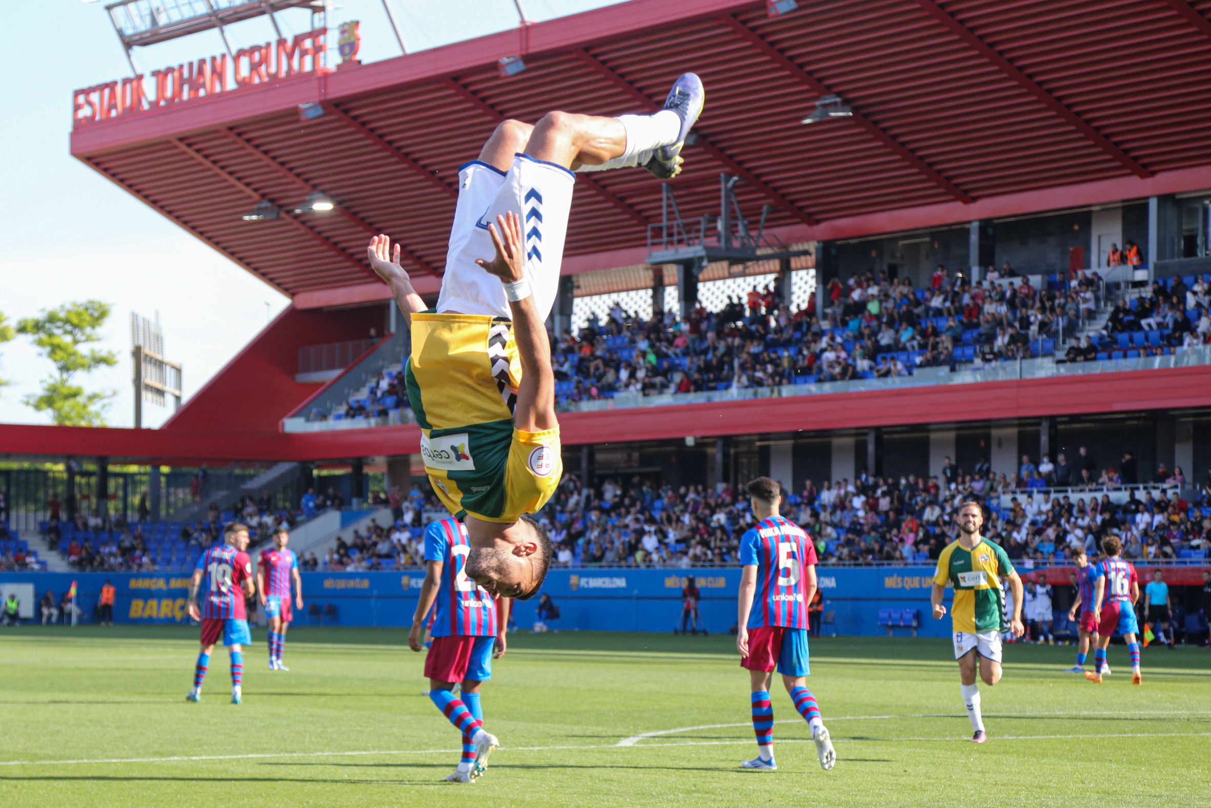 Jacobo celebra un dels tretze gols anotats amb el Sabadell fent una tombarella.