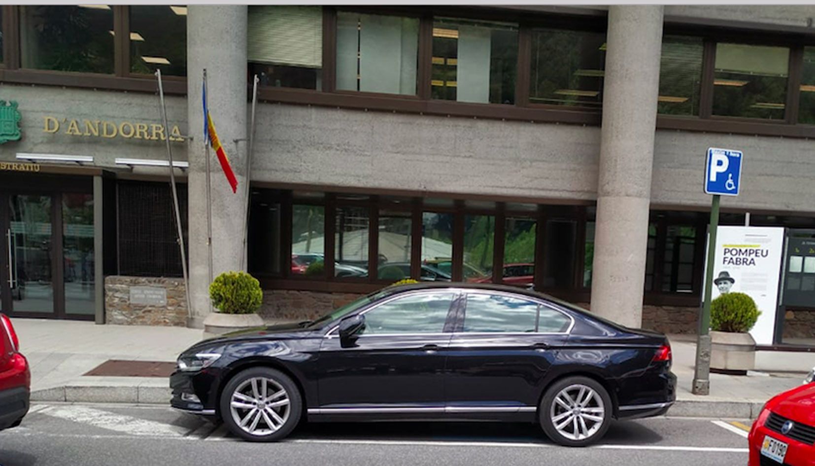 El vehicle diplomàtic estacionat aquest dijous a la plaça reservada als capacitats aquest dijous.