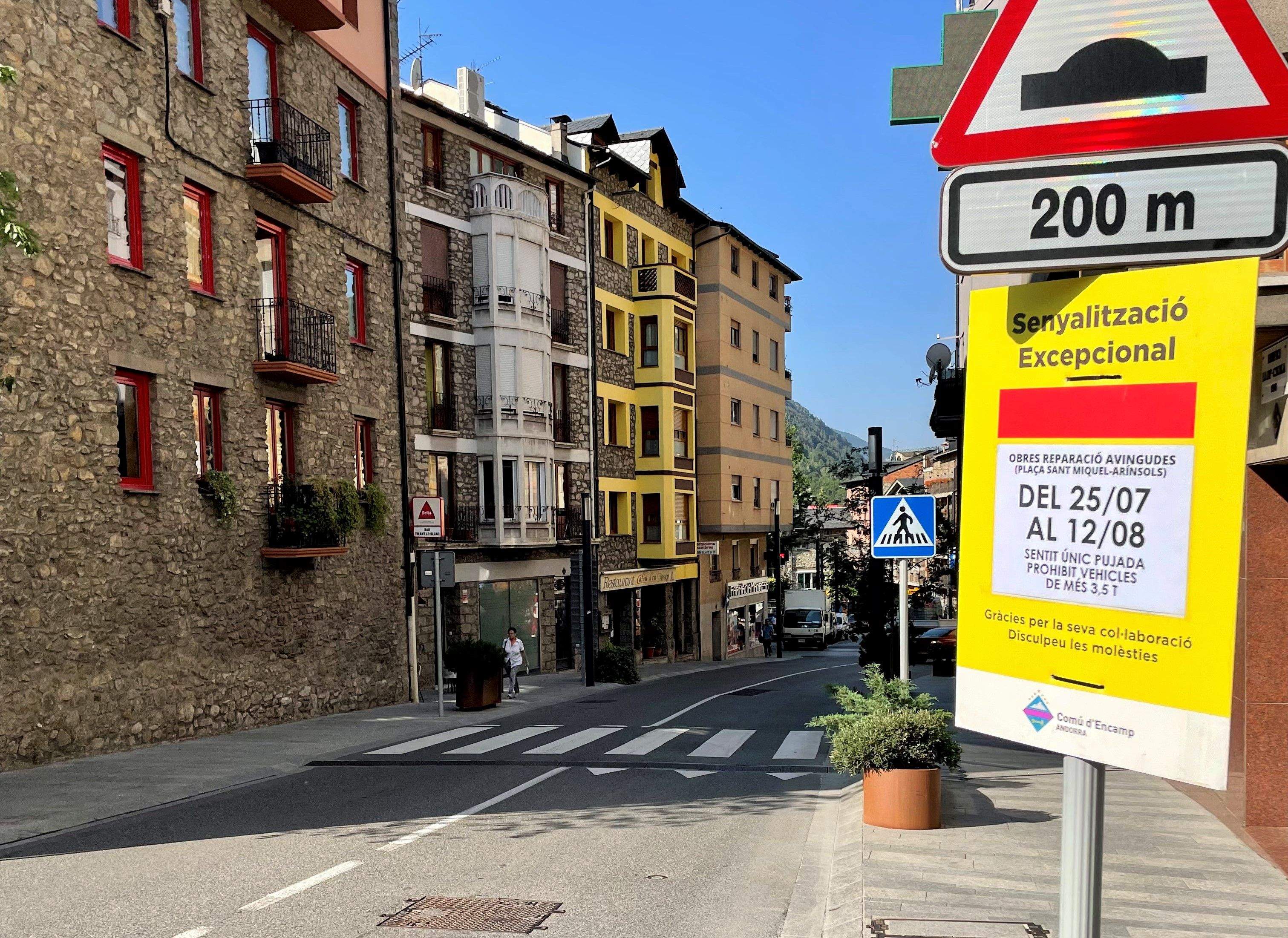 Cartell anunciant les obres que s'han de fer a la zona.