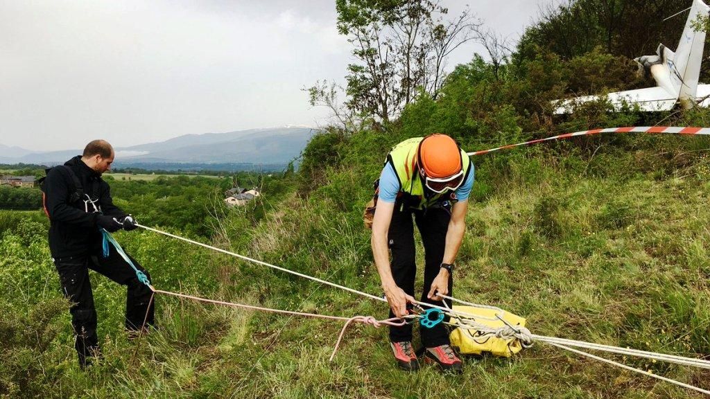 Dos especialistes del Bureau d'Enquêtes a la zona de l'accident de l'avió