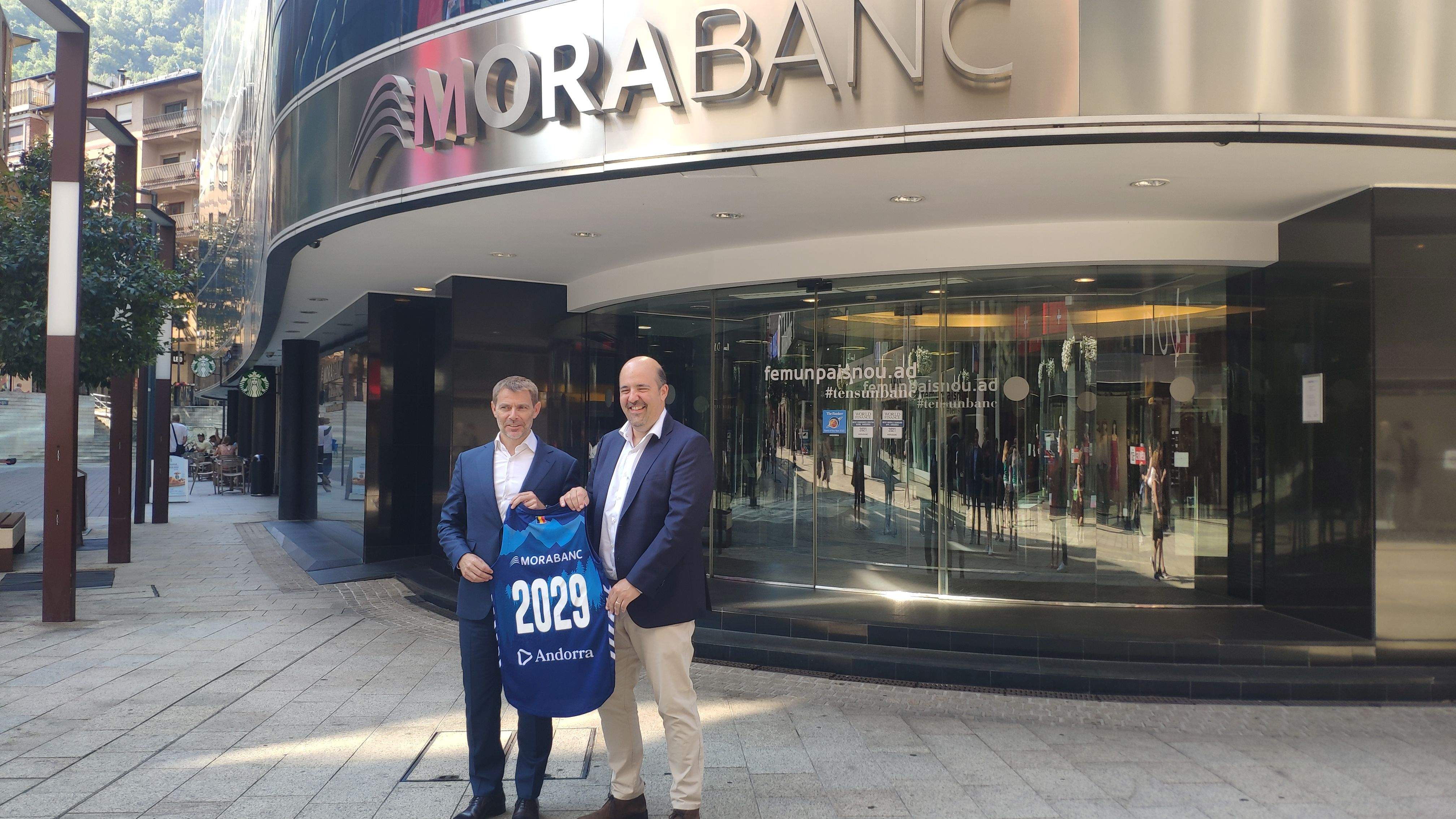 Alsina i Aixàs amb la samarreta que vincula les dues entitats fins al 2029