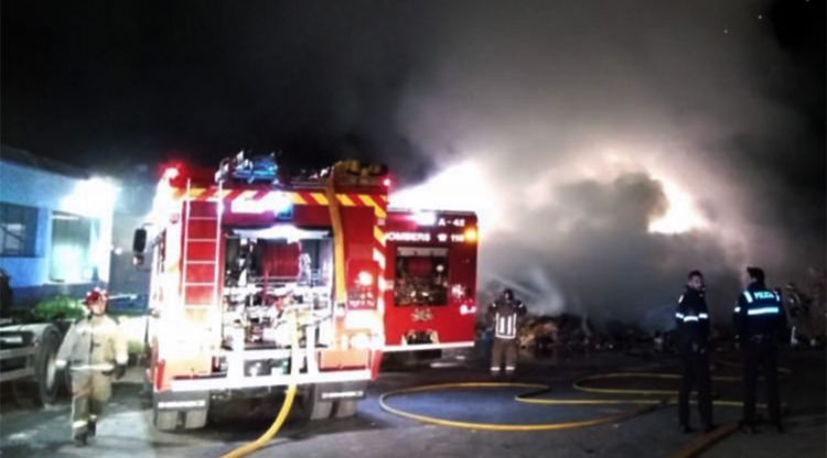 Els bombers actuant l'abril en la crema de cartró al centre d'emmagatzematge de Santa Coloma.